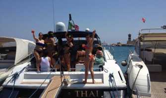 Tra alcol e musica altissima, la nuova frontiera del party: su una barca